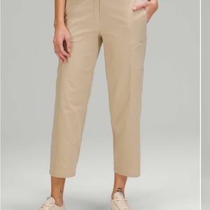 Lululemon vent light cargo crop mid rise pants - size 10 - excellent condition